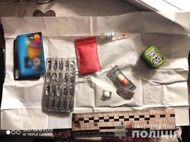 32-річна вчителька продавала амфетамін у Рівному, - Нацполіція 04