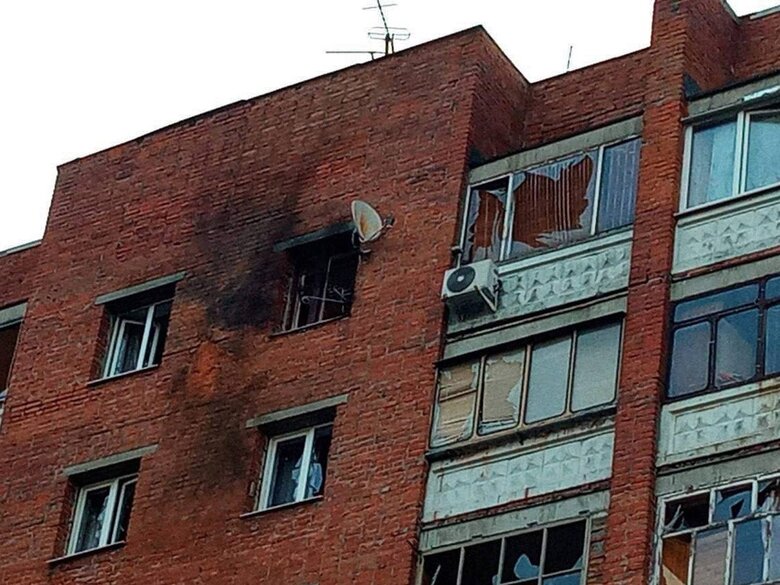 Росіяни твердять, що в Курську безпілотник влетів у багатоповерхівку 02