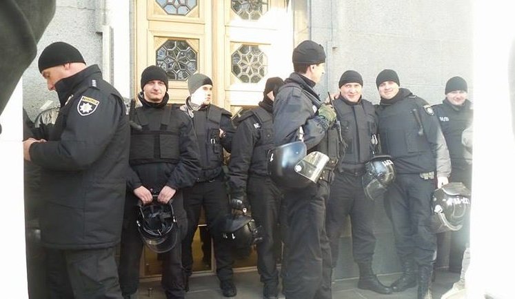 Стычка чернобыльцев с полицией произошла под Радой: вход в здание заблокирован. ФОТОрепортаж (Обновлено)