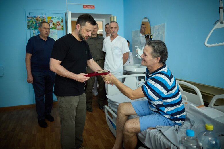 Зеленський нагородив поранених у лікарні Кропивницького