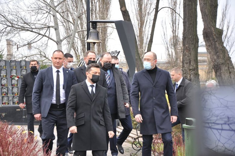 Зеленський та Єрмак вшанували память загиблих Героїв Небесної Сотні в Києві 03