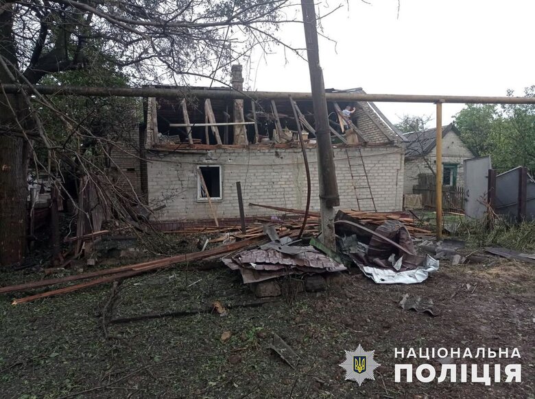 Наслідки ворожих обстрілів Донеччини: окупанти скинули на Торецьк авіабомбу 04