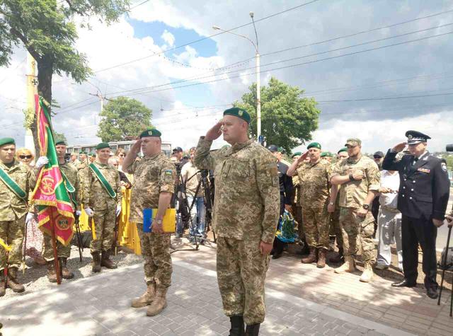 Памятник загиблим прикордонникам відкрили в Маріуполі 04