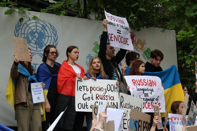 Молодь протестувала біля представництва ООН, вимагаючи вигнати Росію з організації 04 Молодь протестувала біля представництва ООН, вимагаючи вигнати Росію з організації 04