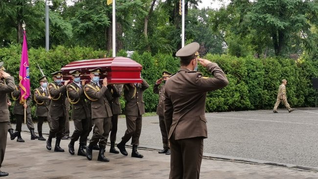 С погибшим в зоне ООС военным медиком Юрием Письменным простились в Днепре 11