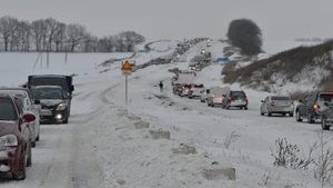 Hundreds of cars trapped by snow storm in Poltava region, entry to region to be banned for all modes of transport from 2 p.m. PHOTOS
