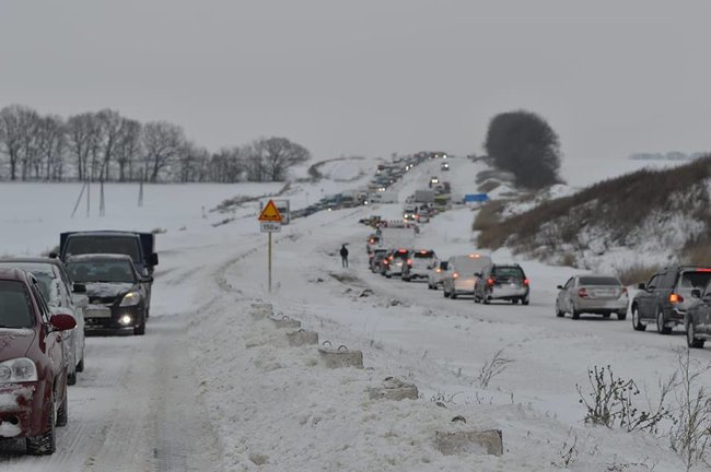 Hundreds of cars trapped by snow storm in Poltava region, entry to region to be banned for all modes of transport from 2 p.m 01