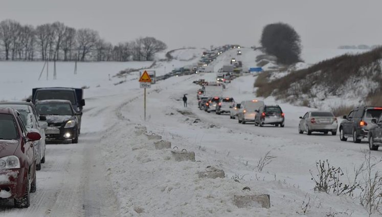 Hundreds of cars trapped by snow storm in Poltava region, entry to region to be banned for all modes of transport from 2 p.m. PHOTOS