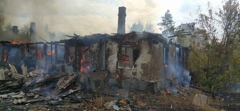 Рашисти вдарили по будинку у Вовчанську, постраждали 3 особи 04