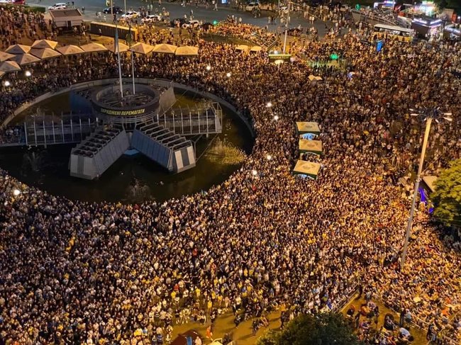Сотні вболівальників зібралися під час матчу Україна-Англія у фанзоні в Києві 01