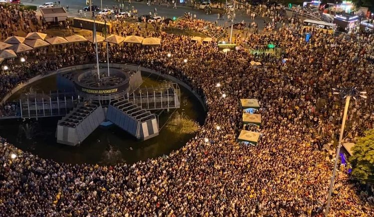 Сотни болельщиков собрались во время матча Украина-Англия в фан-зоне в Киеве. ФОТО