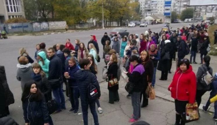 Транспортный коллапс в Херсоне: на маршрут вышло 77 автобусов из 489, стоимость проезда возросла до 8 грн. ФОТО