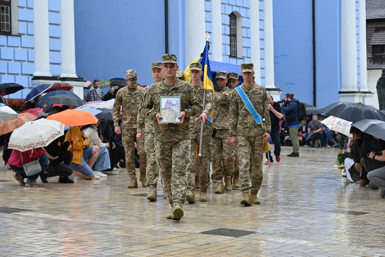 Із бойовим медиком Євгеном Бешлягою, який загинув під Бахмутом під час здійснення евакуаційної місії, попрощалися у Києві 03