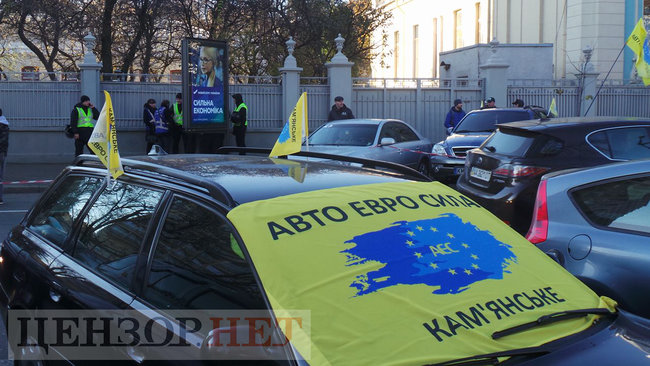 Владельцы евроблях пикетируют Раду с требованием принятия законопроектов, снижающих акциз на растаможку машин: движение по ул. Грушевского заблокировано 17