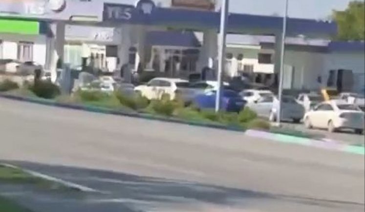 Kilometer-long lines at gas stations after strike on oil depot in occupied Feodosia. VIDEO