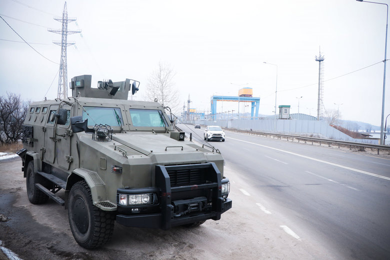 Национальная гвардия взяла под усиленную охрану Киевскую ГЭС 04