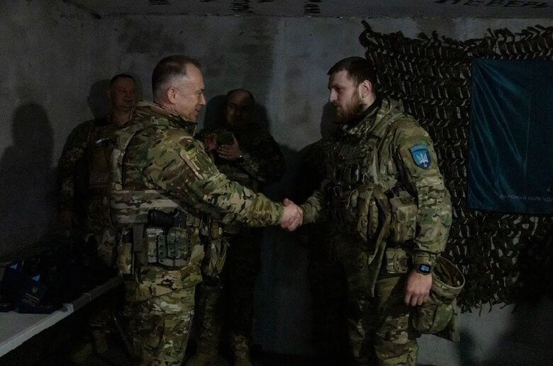 Сирський відвідав фронт та нагородив бійців полку Птахи Мадяра