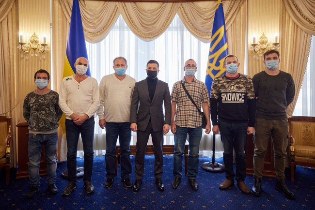 Выполнена достаточно сложная комбинация. Возвращение граждан - приоритет Украины, - Зеленский встретился с моряками, освобожденными из пиратского плена в Нигерии 04