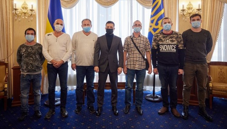 Виконано досить складну комбінацію. Повернення громадян - пріоритет України, - Зеленський зустрівся із моряками, звільненими з піратського полону в Нігерії. ФОТОрепортаж