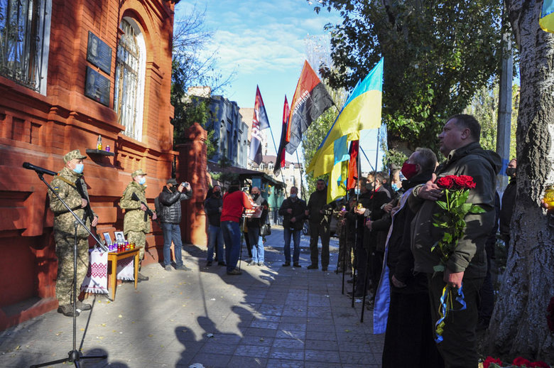 Меморіальну дошку Юрію Дяковському відкрили на будівлі СБУ в Словянську 04