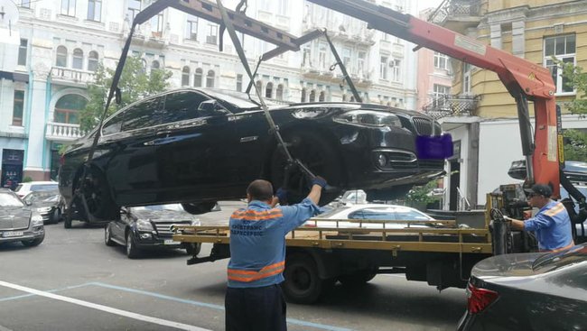 Київпарктранссервіс показав, як у столиці евакуюють елітні машини 06