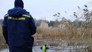 Спасатели достали тело мужчины из залива Днепра в Киеве