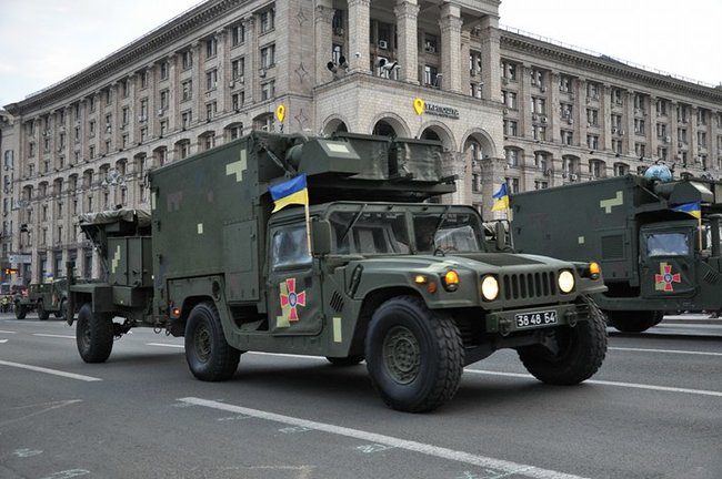 Від Точки-У до Джавелінів: вражаючі кадри 250 одиниць бойової техніки на Хрещатику 30