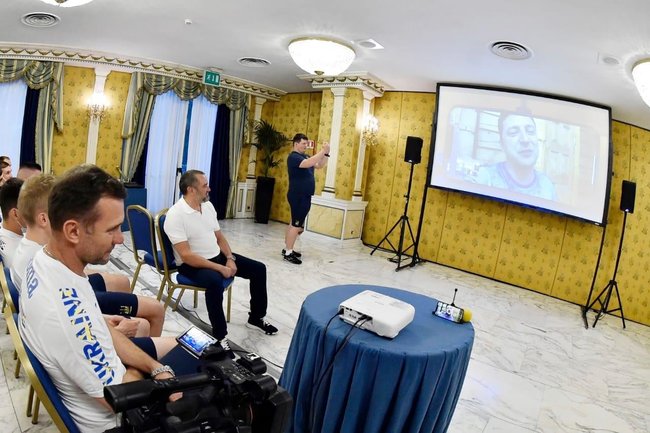 Зеленський поспілкувався з українською збірною із футболу перед матчем зі збірною Англії 01