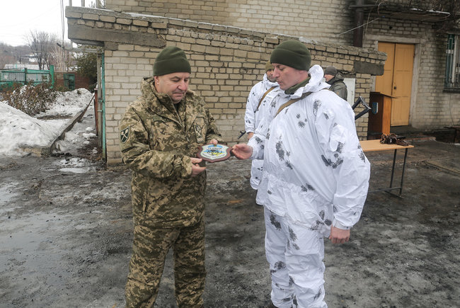 Полторак в зоне ООС вручил ведомственные награды и ценные подарки бойцам 58-й ОМПБр 07