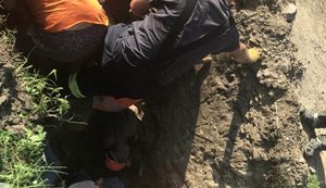 Во время выполнения ремонтных работ двоих рабочих "Киевоблэнерго" засыпало землей, один из них погиб, - ГСЧС. ФОТОрепортаж
