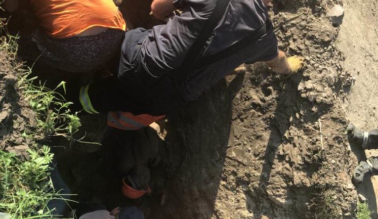 Во время выполнения ремонтных работ двоих рабочих "Киевоблэнерго" засыпало землей, один из них погиб, - ГСЧС. ФОТОрепортаж