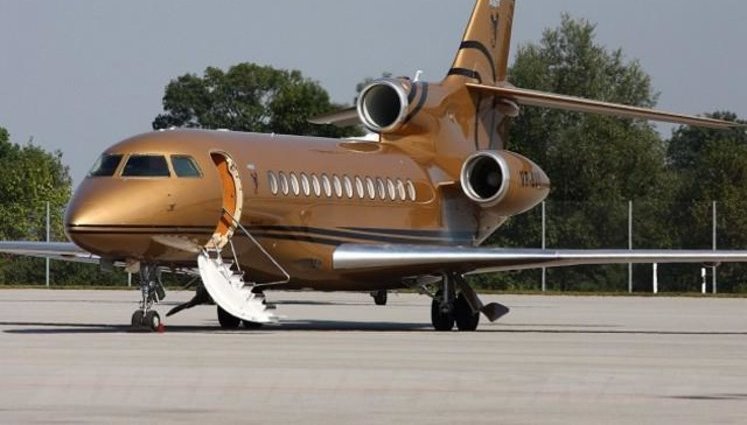 Akhmetov updated his fleet and bought a new Falcon 7Х business jet, like Putin's. PHOTOS