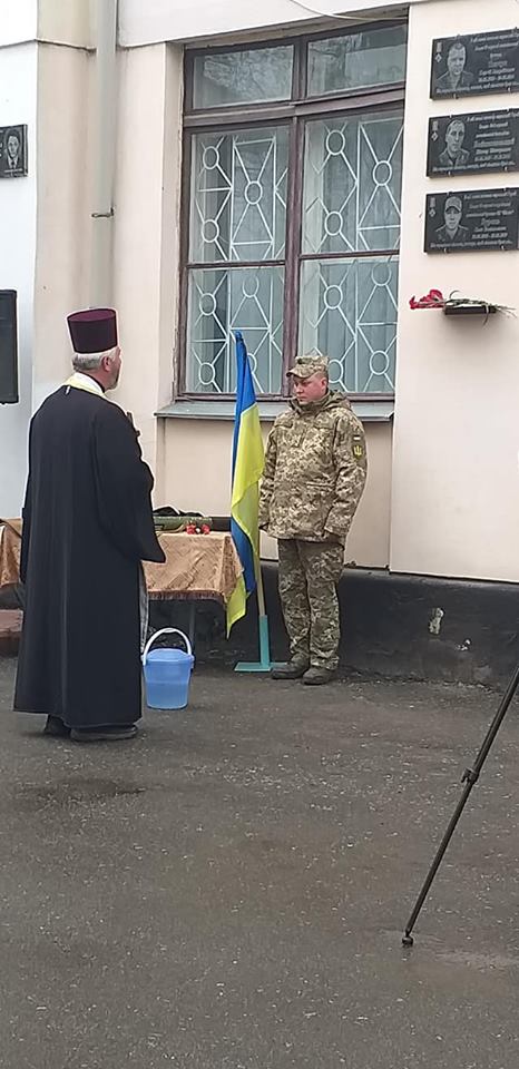 Мемориальные доски погибшим в зоне АТО воинам Сергею Ткачуку, Виктору Войцеховскому и Олегу Бурцу открыли на фасаде школы в Пятихатках на Днепропетровщине 17