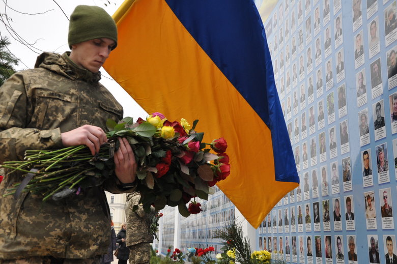 С легендарным волонтером Сергеем Максимцом простились в Киеве 52