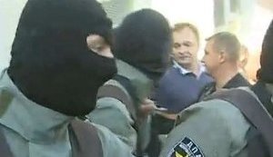 Бандитская власть: в Бердянске налоговая милиция открыла огонь по безоружным рабочим - двое раненых. ВИДЕО.