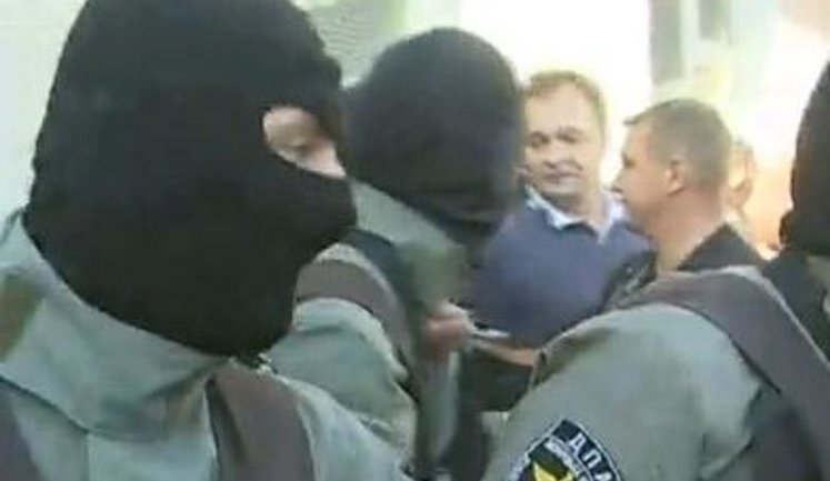 Бандитская власть: в Бердянске налоговая милиция открыла огонь по безоружным рабочим - двое раненых. ВИДЕО.
