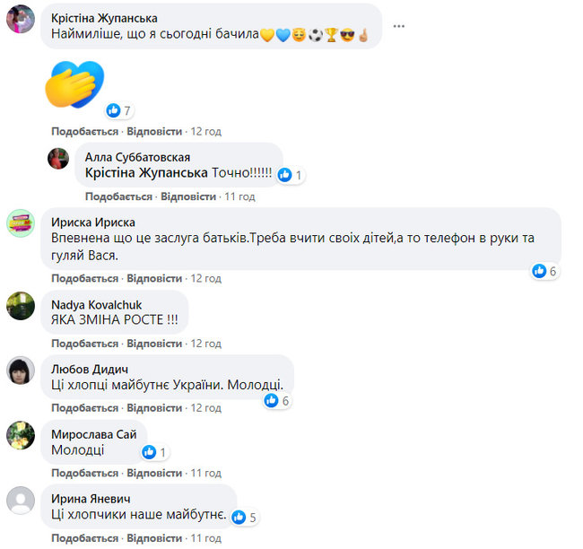 Юні футболісти у дворі на Троєщині перед своїм матчем виконали гімн України 03