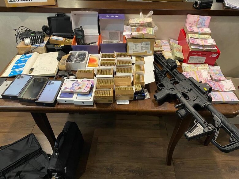 Франшиза на наркотики і годинник від путіна: подробиці спецоперації щодо затримання двадцятівських 02