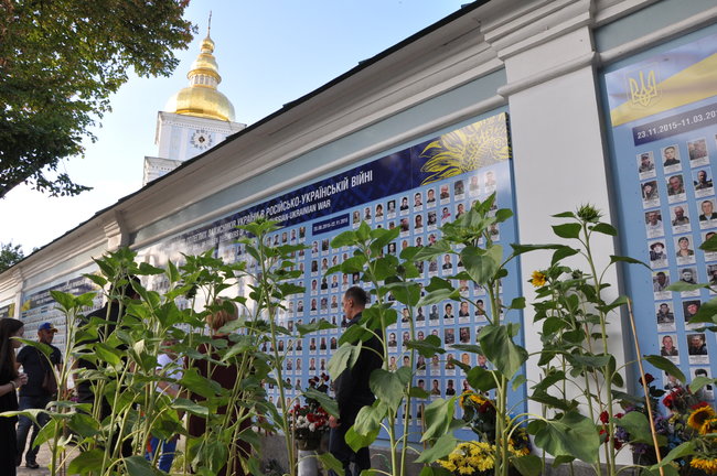 Память павших за Украину почтили на Михайловской площади 12