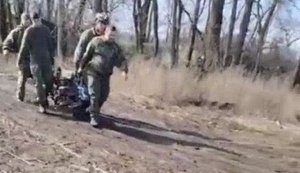 Пораненого окупанта без штанів "запхали" у відкритий багажник "Жигулів": евакуація "з вітерцем". ВIДЕО