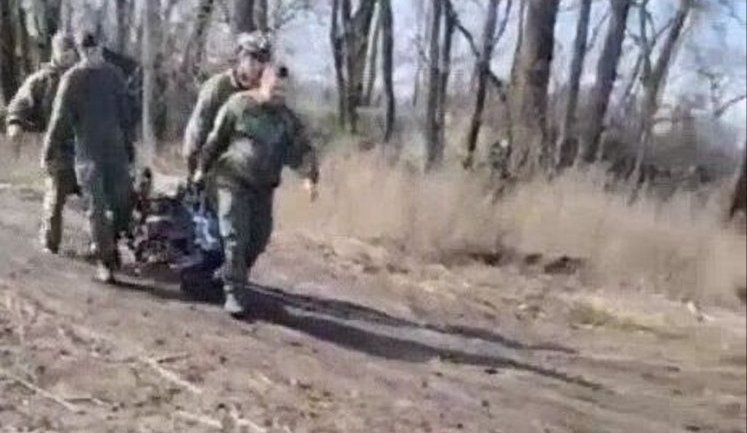 Пораненого окупанта без штанів "запхали" у відкритий багажник "Жигулів": евакуація "з вітерцем". ВIДЕО