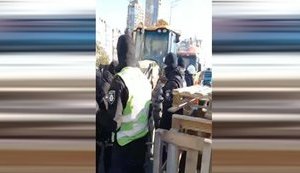 "Ганьба поліції!!! Суки! Тварюки такі! Щоб ви здохли", - противники незаконной застройки на Никольской слободке в Киеве обвиняют полицию в сотрудничестве с титушками. ВИДЕО