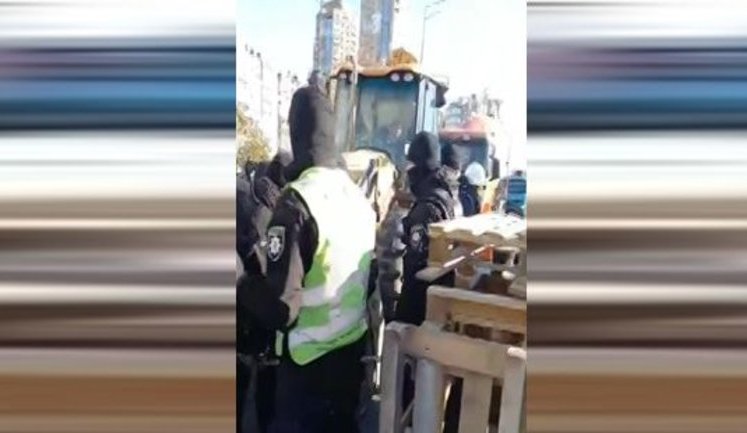 "Ганьба поліції!!! Суки! Тварюки такі! Щоб ви здохли", - противники незаконной застройки на Никольской слободке в Киеве обвиняют полицию в сотрудничестве с титушками. ВИДЕО