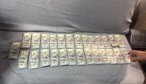Понад $270 000 у шкарпетках: на Одещині прикордонники виявили схованки з валютою у автомобілі. ФОТОрепортаж