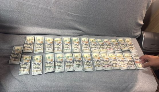 Понад $270 000 у шкарпетках: на Одещині прикордонники виявили схованки з валютою у автомобілі. ФОТОрепортаж