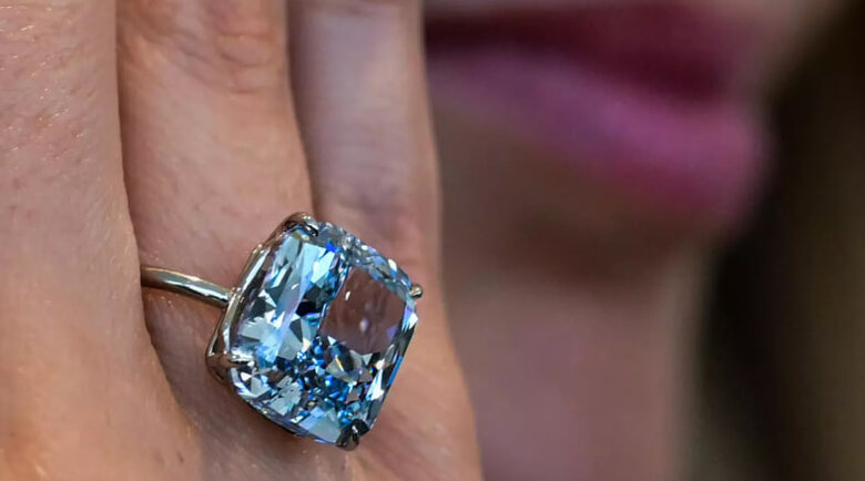 На аукціоні Sotheby's продали рідкісний блакитний діамант за $21,5 мільйона (фото AFP)