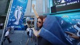 Femen бросила на землю кубок Евро-2012 в Днепропетровске. ФОТО (Обновлено)