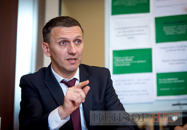 Директор Держбюро розслідувань Роман Труба: Яка була б реакція, якби дружині директора ФБР, яка живе з двома малолітніми дітьми, дзвонили протягом дня, погрожували? Дзвонили вночі… 02