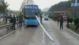 Китайский водитель-виртуоз спас жизни пассажиров автобуса после встречи с... фонарным столбом. ВИДЕО