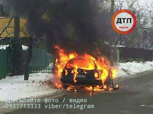 Посреди улицы в Киеве загорелась легковушка 01